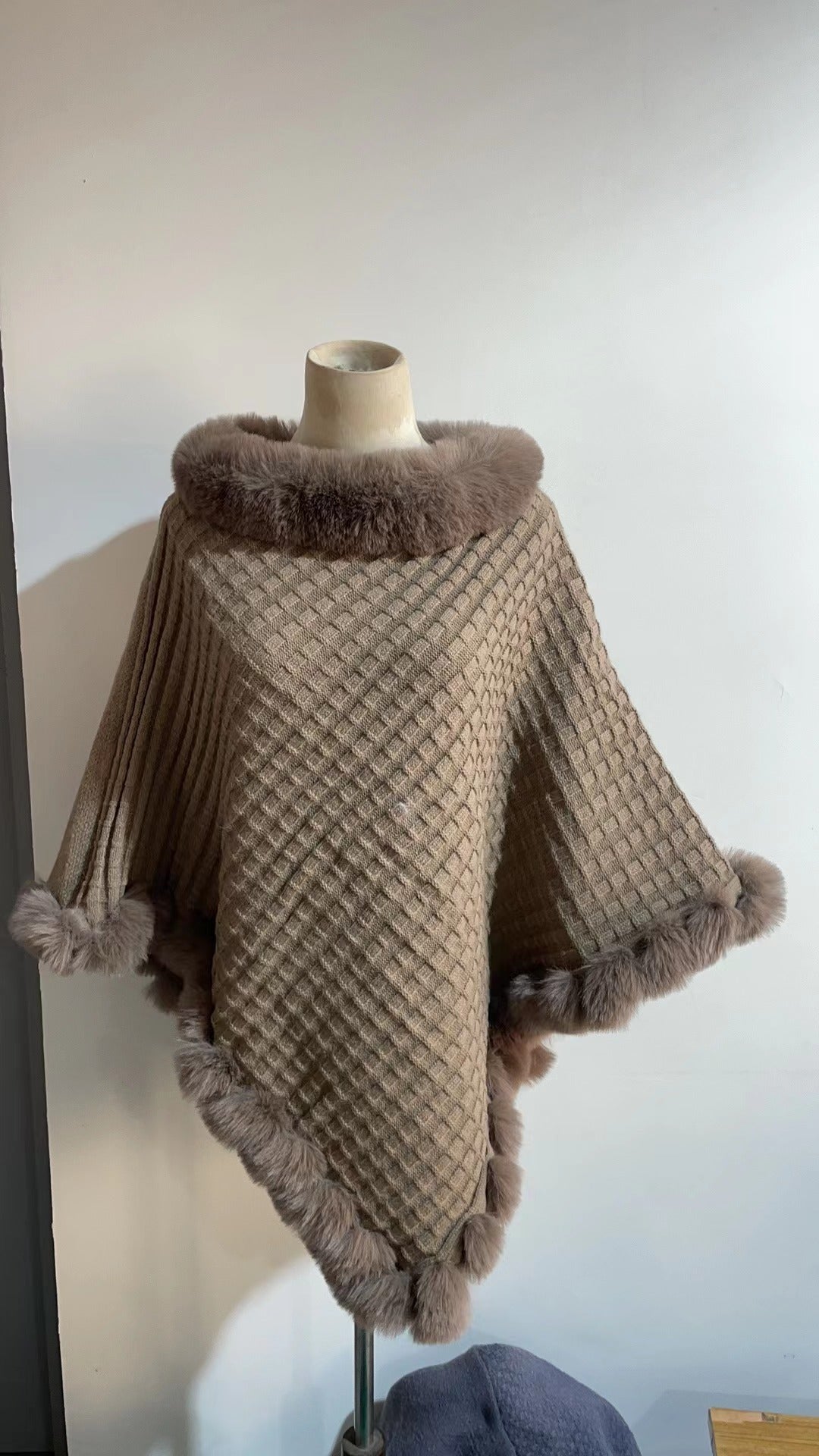 "Luxury Rex Rabbit Fur Collar Shawl Cape – Elegant Winter Wrap for Women | Graceful Cloak for Parties & Weddings