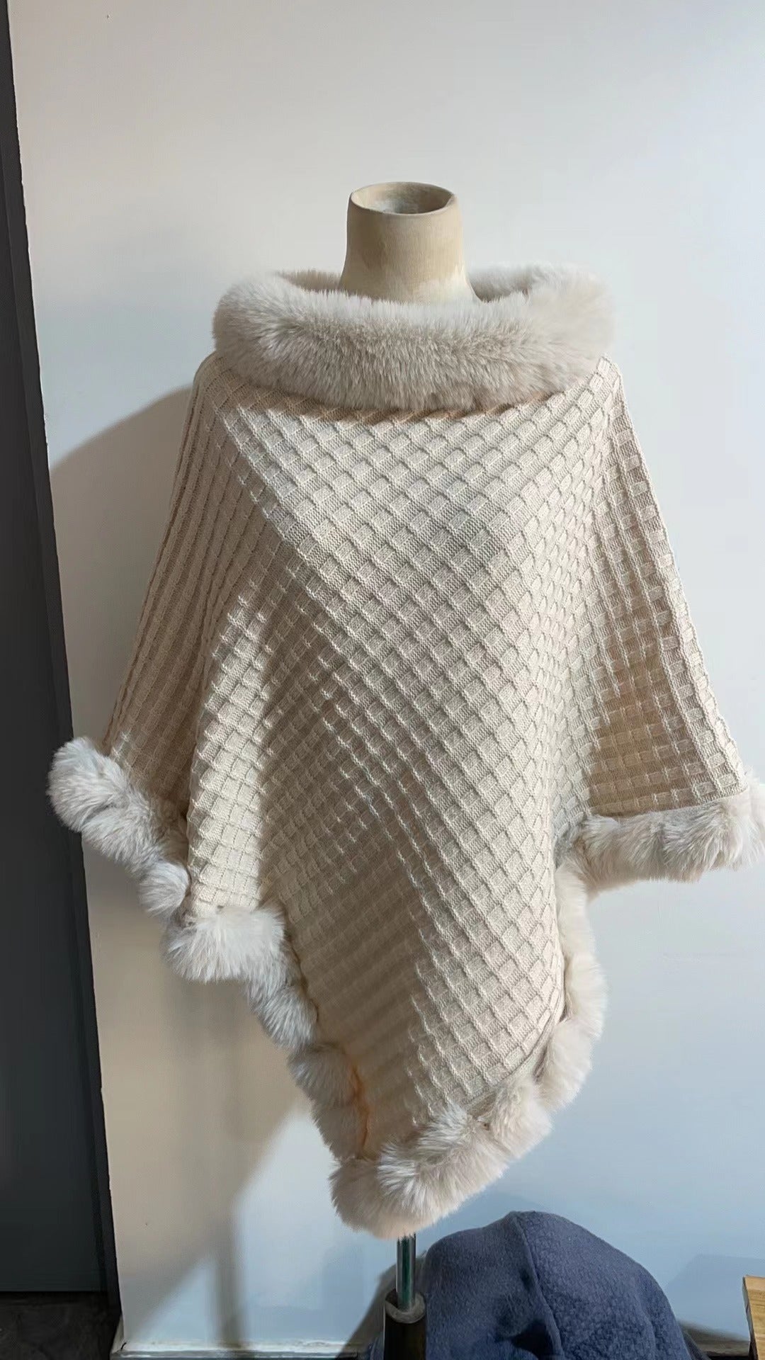 "Luxury Rex Rabbit Fur Collar Shawl Cape – Elegant Winter Wrap for Women | Graceful Cloak for Parties & Weddings